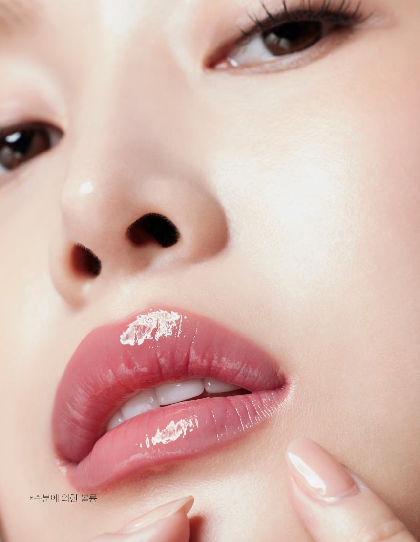 레티놀 볼륨 립 세럼 튜브를 바른 모델